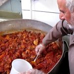 هشتمین مرحله توزیع ۸۲ پرس غذای گرم بین نیازمندان روستای حسین آباد در ماه مبارک رمضان